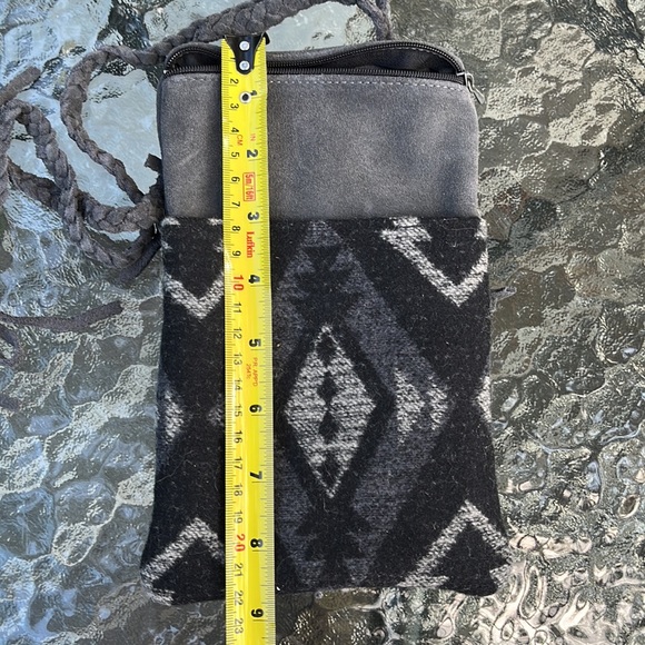 Never used genuine leather Manitobah Mukluks crossbody mini purse/phone purse - Picture 7 of 10